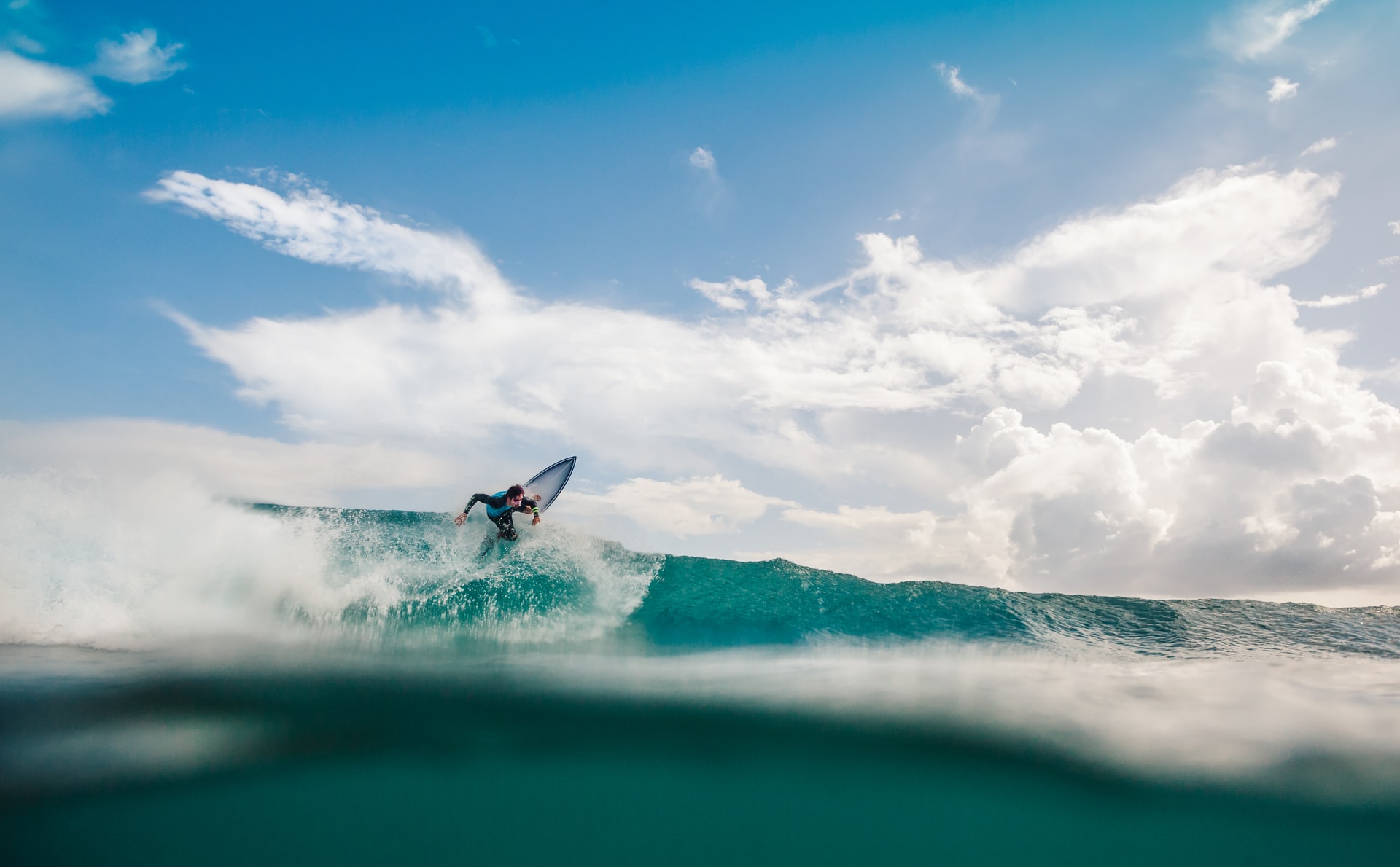 Conexoo y Raiola surfean la ola en este nuevo concurso SEO. En la imagen un surfista se las goza.